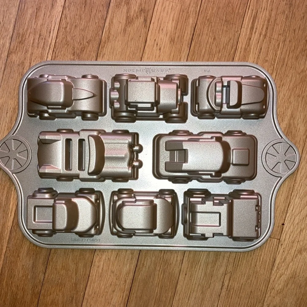 Williams Sonoma kids winter wonderland car cake pan